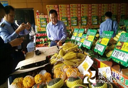 三亞天涯區對水果攤點集中的第一市場進行整治