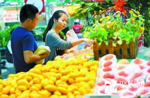 天氣漸熱 湖北江城水果市場外地貨唱主角